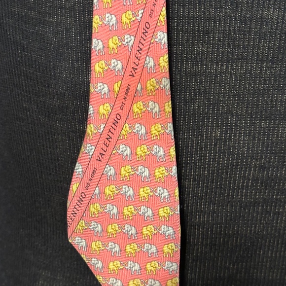 AUTHENTIC VALENTINO 6991 100% SILK NECKTIE TIE SALMON ELEPHANTS - Picture 7 of 8